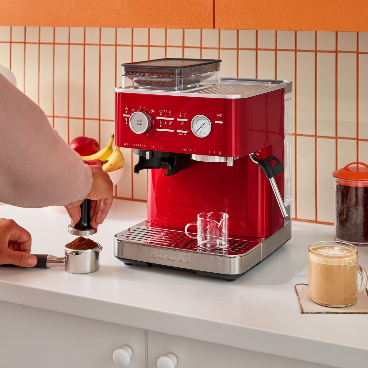KitchenAid Ekspres do kawy ziarnistej - półautomatyczny ekspres do espresso i cappuccino z wbudowanym stożkowym młynkiem do kawy, dzbanek na mleko 355 ml, jabłko miłości
