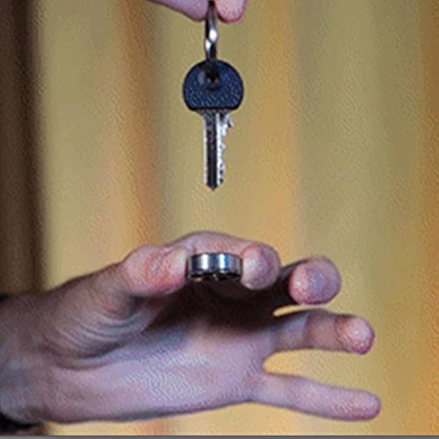 Flite Magic Tricks Borrowed Ring to Keychain Appear Vanish Magic Magician Close up Street Illusions Gimmicks Mentalism Props