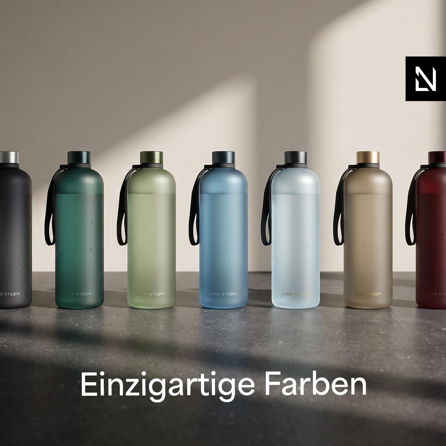 LARS NYSØM Trinkflasche 1 5l | Wasserflasche 1500ml | Ultraleichte Tritan Sport Flasche auslaufsicher, Kohlensäure geeignet - für Sport, Büro, Yoga | 2 Deckel inkludiert (Green - Gold, XL 1500ml)