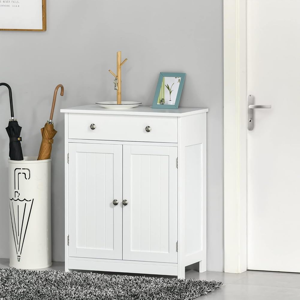 Shally Dogan Armadietto da Bagno Autoportante in Legno Bianco, Mobile Armadio da Terra Multiuso con 1 Cassetto e 2 Ante, Mobiletto per Casa, Cucina, Salone, Salotto, Ingresso, Ufficio, Maniglie Silver