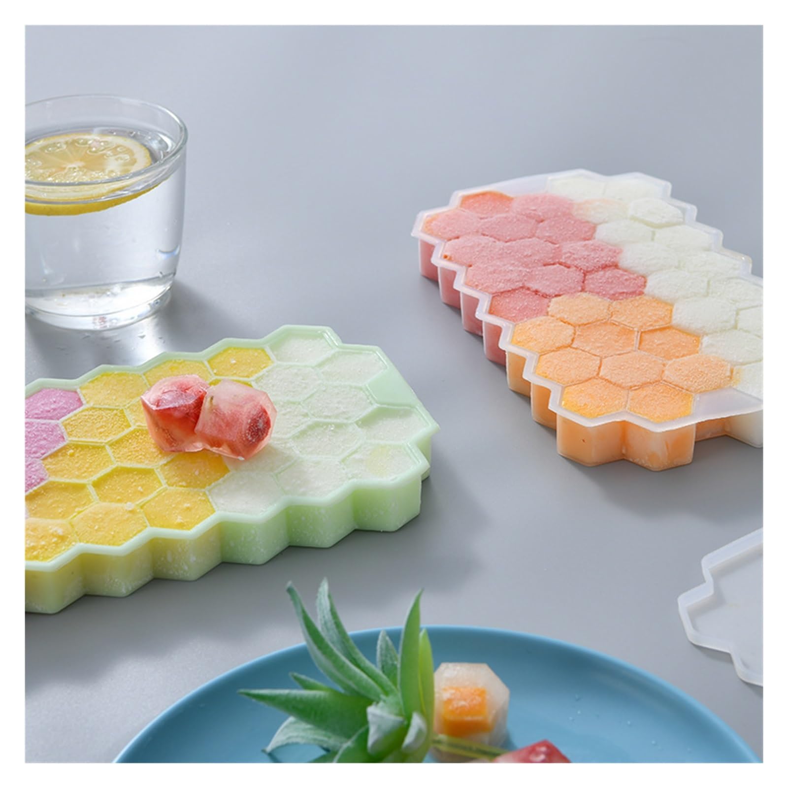 Vassoio per cubetti di Ghiaccio Rimovibile Macchina Creativa per Ghiaccio Stampo per Ghiaccio 37 Fori 1 pz Vassoio a Nido d'Ape con coperchi Cocktail di Whisky (Color : White No Lid)