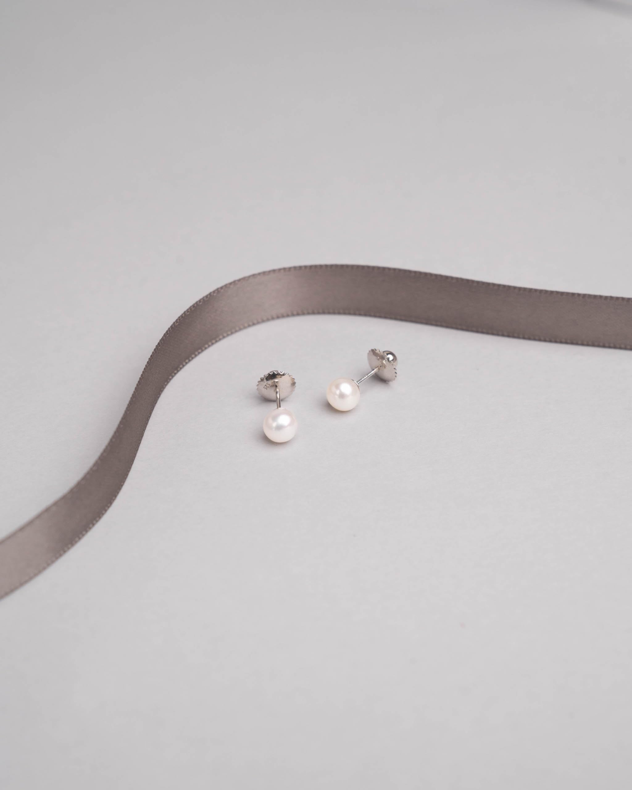 Pendientes para Bebés y Niñas de Perlas Blancas Redondas con Tuerca Especial de Tornillo SECRET & YOU - Disponibles en Oro de 18 Kilates o en Plata de ley de 925 milésimas