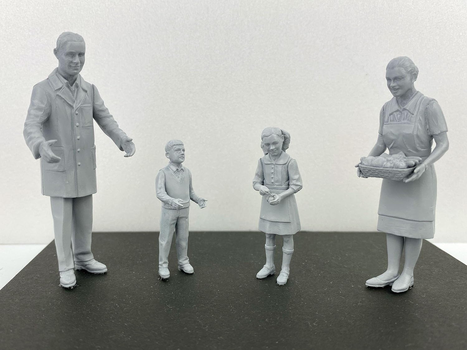 Eerel HE82758 1/24 City Mobile Sales Family 4 Figurki, model plastikowy