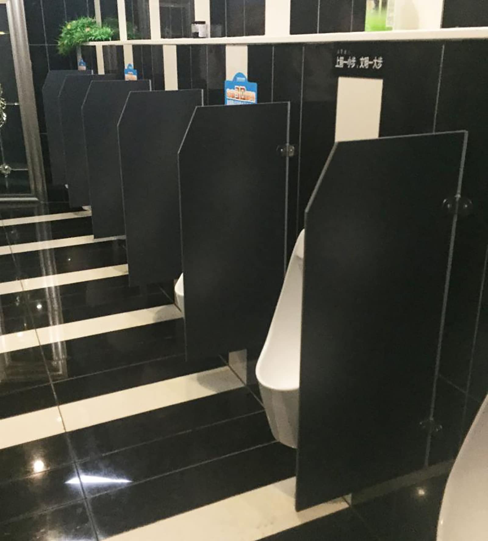 Cloison d'intimité pour urinoir au design noir minimaliste