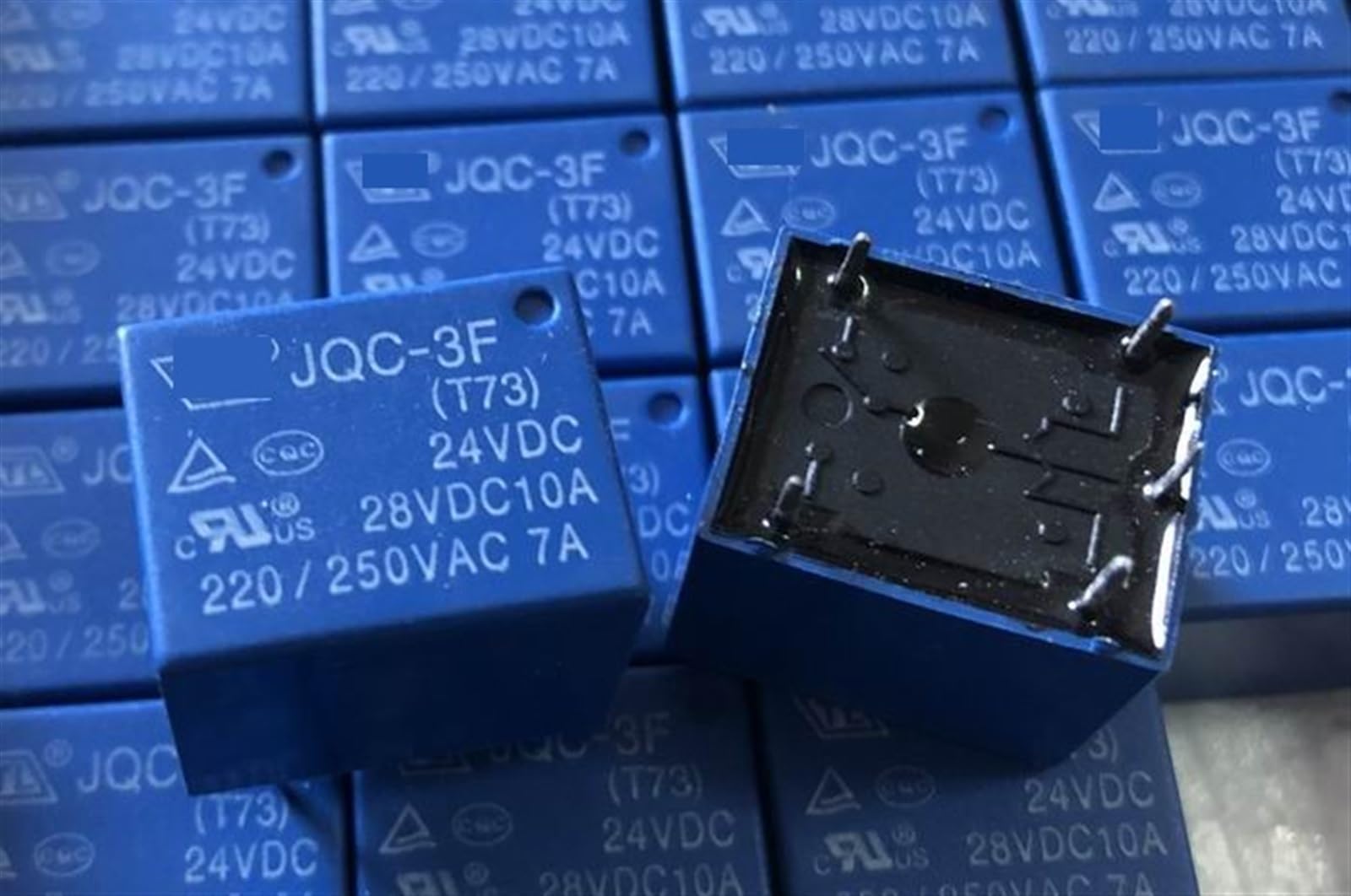 Relé JQC-3F T73 de 5 pines con bobina de 24VDC para conmutación estable sin interferencias