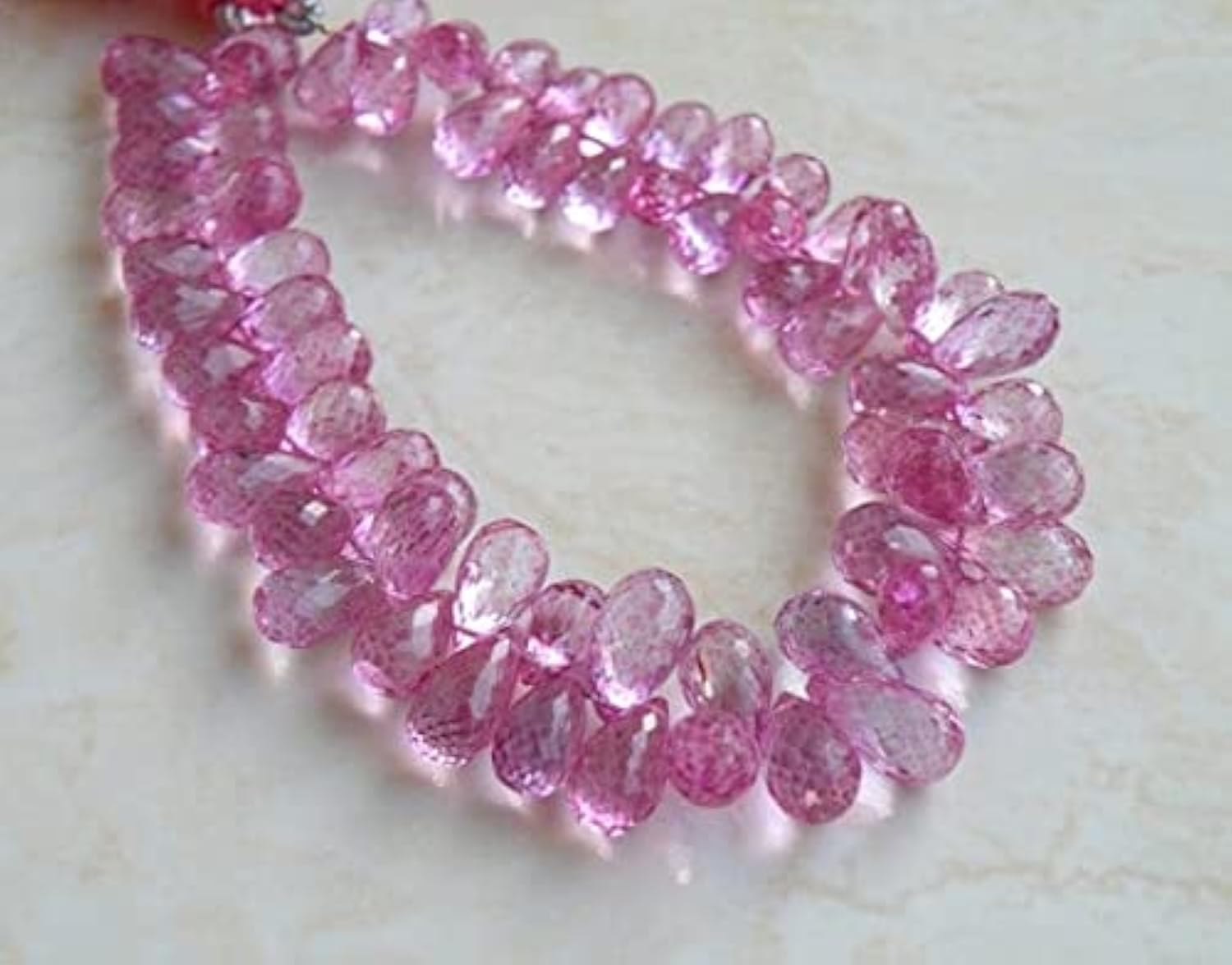 Quartz rose mystique en goutte facettée pour illuminer vos tenues d'été avec un bijou fait main