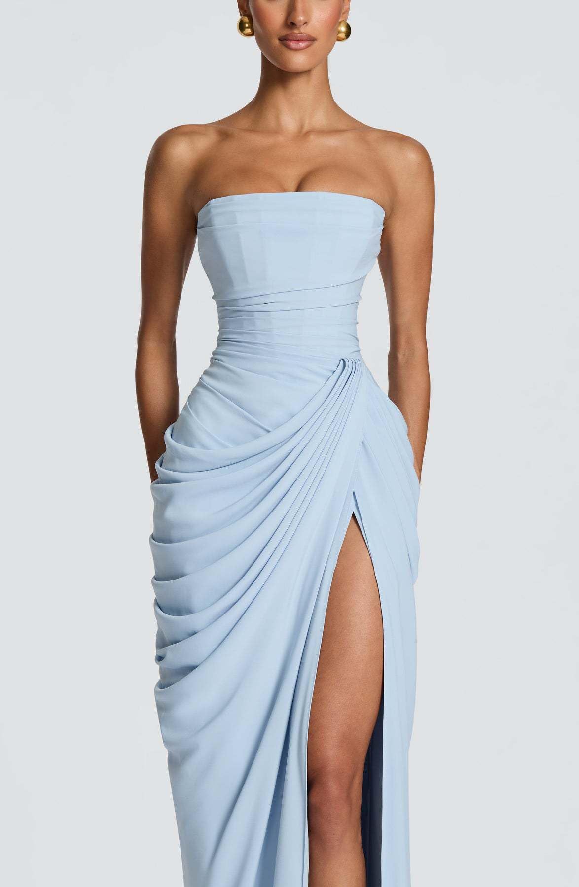 Generico Abito Lungo Elegante da Donna, Modello a Sirena con Corpetto Drappeggiato e Arricciato, Senza Spalline e con Profondo Spacco Laterale.