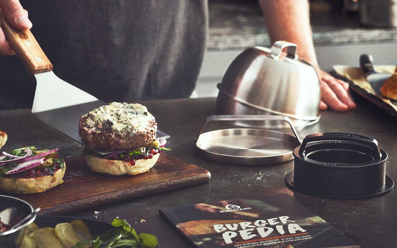 Burger Set 6 Tlg Inkl Burgerpresse Wender Smasher 2 Melting Domes Aus Edelstahl Und Rezeptheft Amazon De Garten