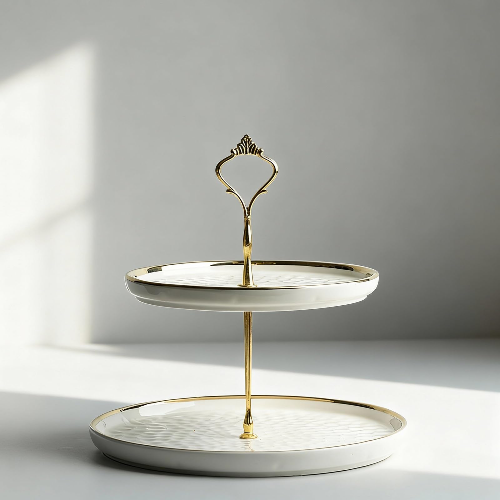2-poziomowy metalowy stojak na kosz na owoce z białymi ceramicznymi tacami na miski, blat do przechowywania chleba warzywnego, organizer wystawowy(2-tier)
