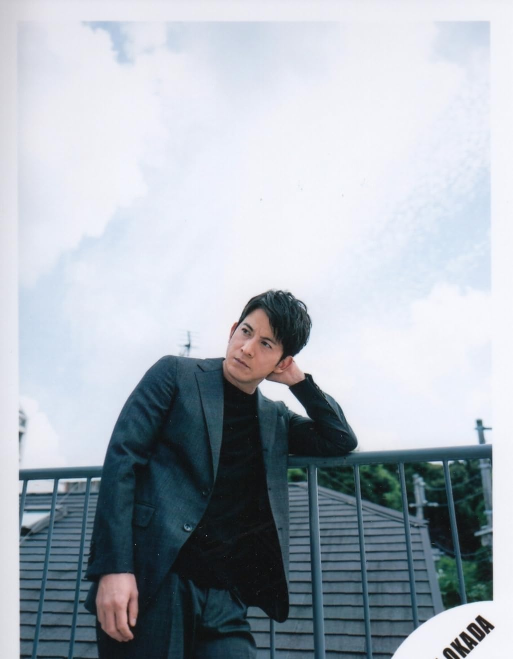 Amazon.co.jp: 岡田准一 公式生写真 VA00373 : おもちゃ