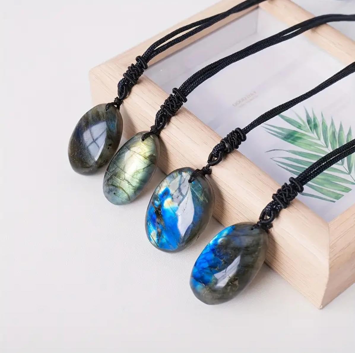 Collier en Labradorite Naturelle – Pierre Protectrice – Pendentif Ovale Poli avec Cordon Réglable – Bijou Énergétique pour Homme et Femme