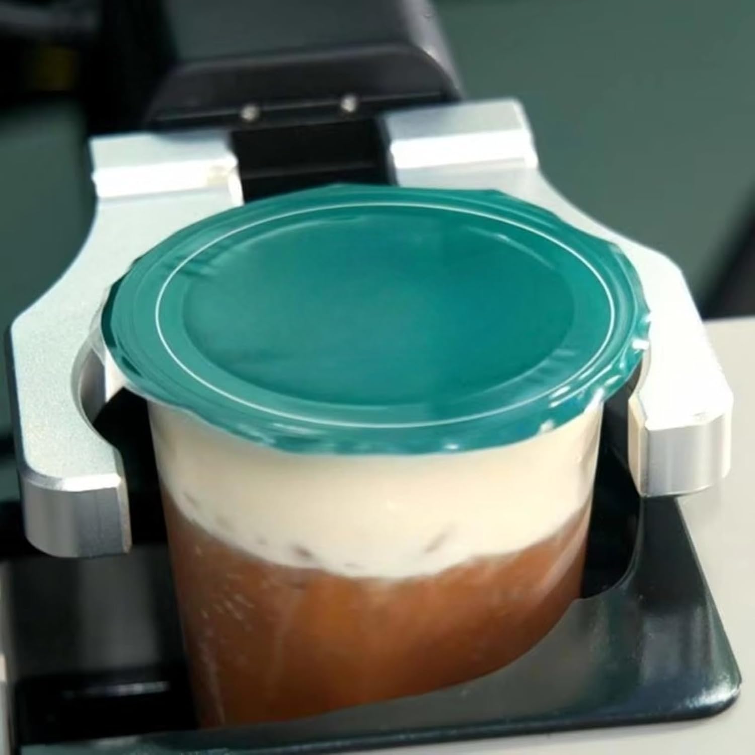 Freshly Ground Coffee Robot Vending Machine, Automatic Espresso Coffee Maker with Cloud Based Operation Management and Sales Data Analytics for Smart Retail