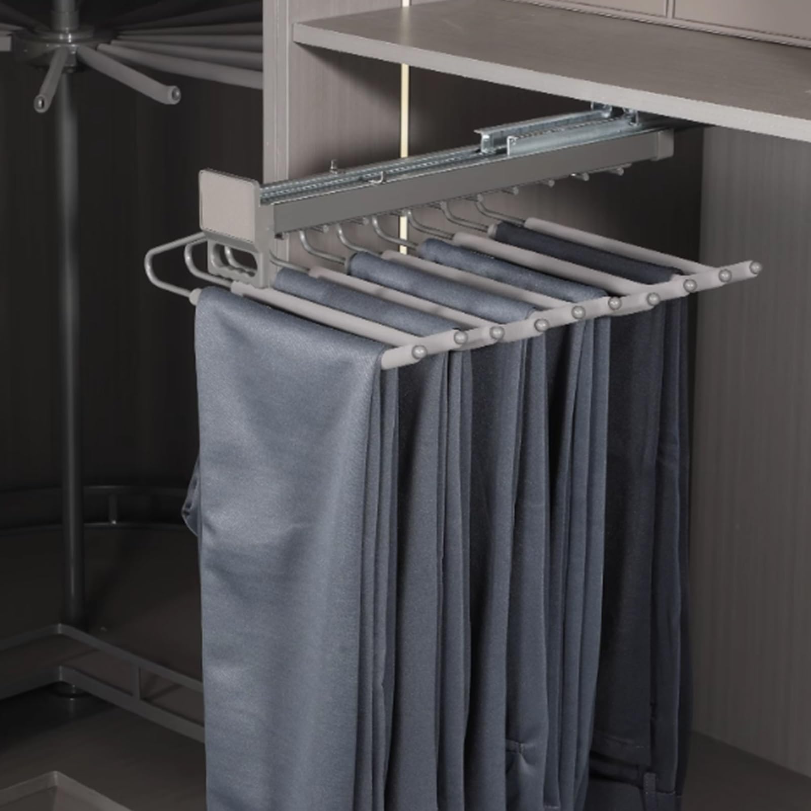Portant rétractable pour placard retiré pour optimiser les petits espaces