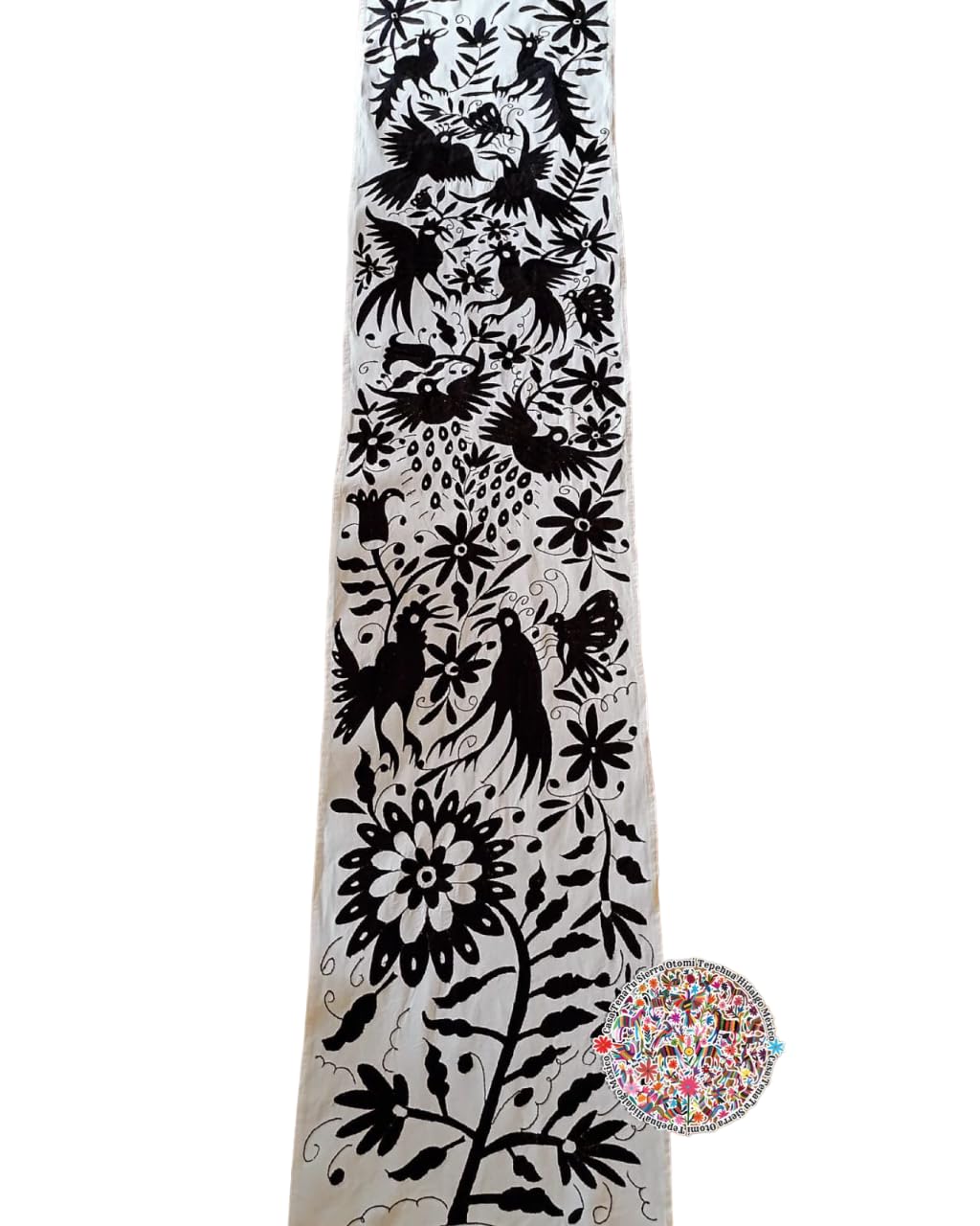 Beautiful Otomi table runner, made of natural cotton fabric, 100% cotton.