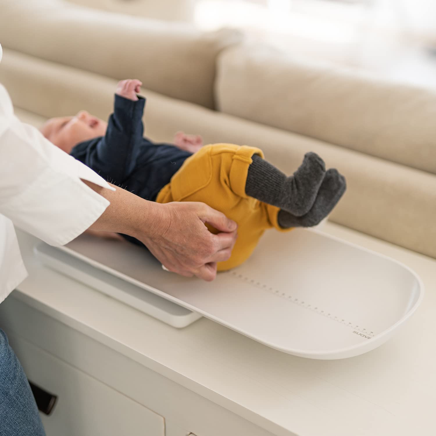 Suavinex, Bilancia Digitale per Neonati e Adulti di ottima precisione, da utilizzare dalla nascita all'età adulta: da 1 kg a 100 kg, Con vassoio della pesata rimovibile