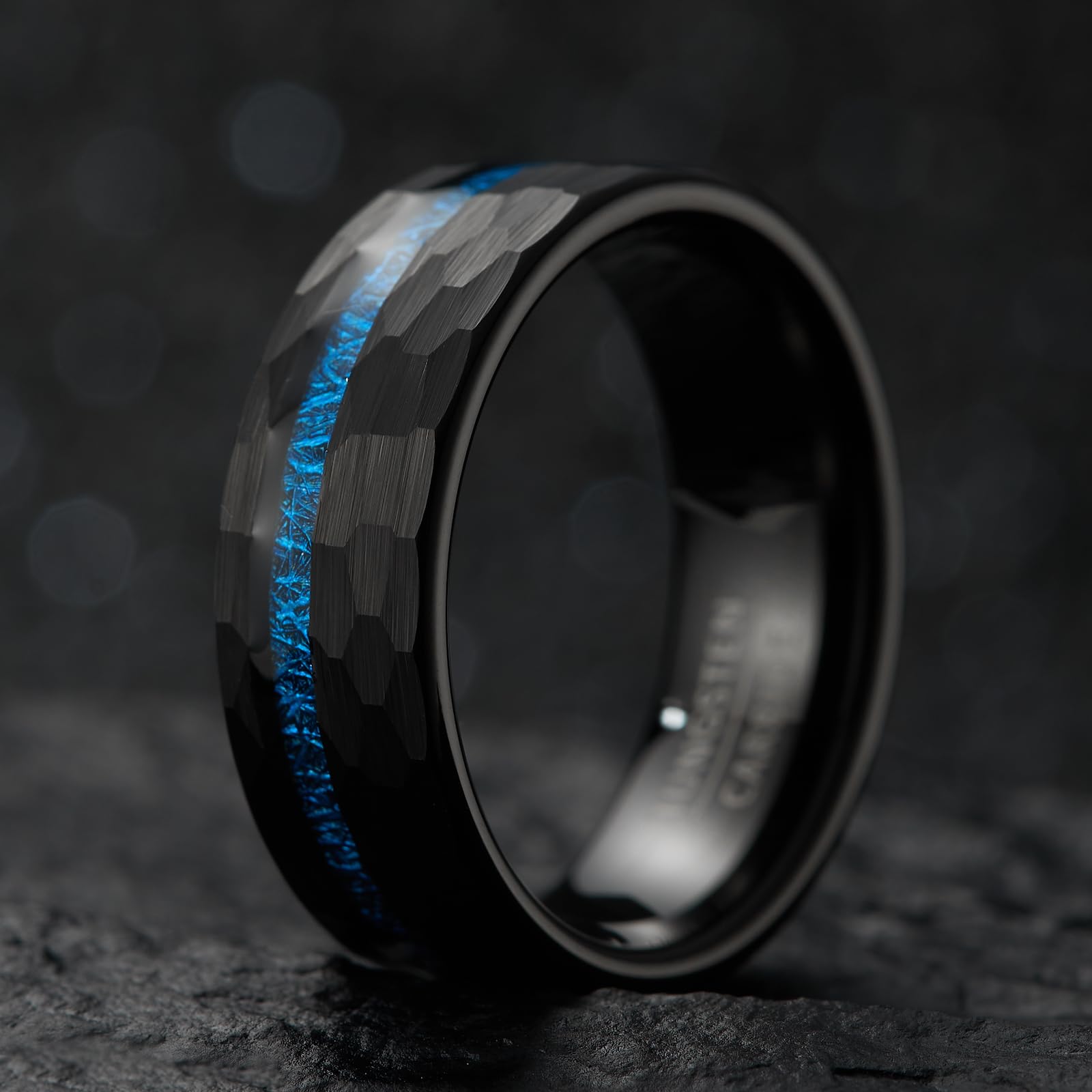 Anello Nuziale Uomo in Tungsteno Martellato Larghezza 8mm con Intarsio in Fibra Blu Intrecciata (Misura USA)