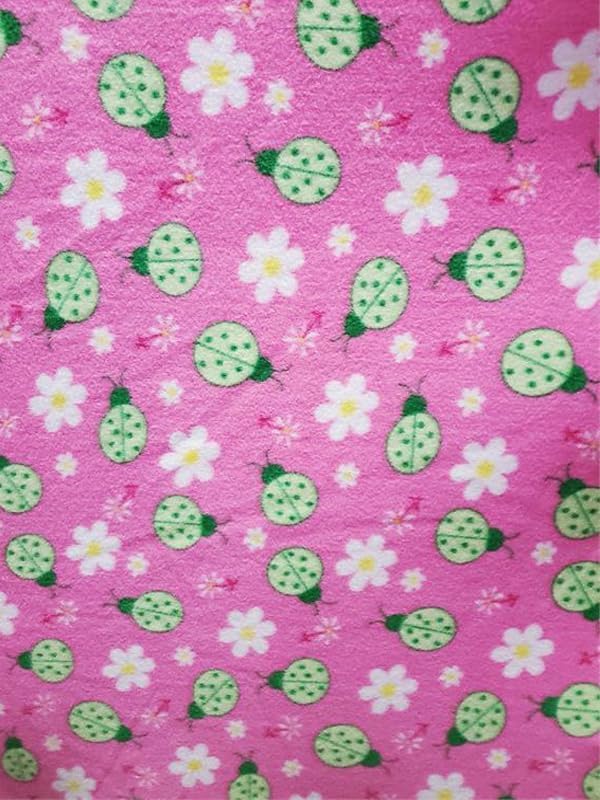 Fabric Empire Tela polar de mariquita verde sobre fondo rosado 58 pulgadas de ancho, vendido por The Continuous Yard - Material adorable y divertido