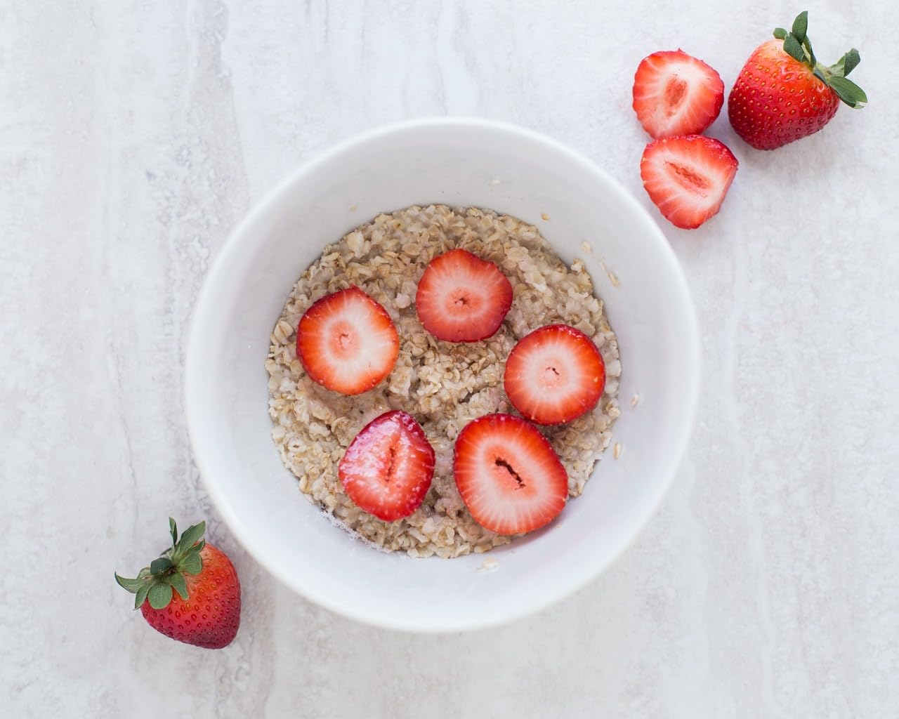 Hymor gefriergetrocknete Erdbeeren in Scheiben 4x 350g – 100% Frucht, wiederverschließbare Aufbewahrungsbox für Lebensmittel, Abfüllung in Deutschland, ideal für Porridge, Smoothies & Müsli