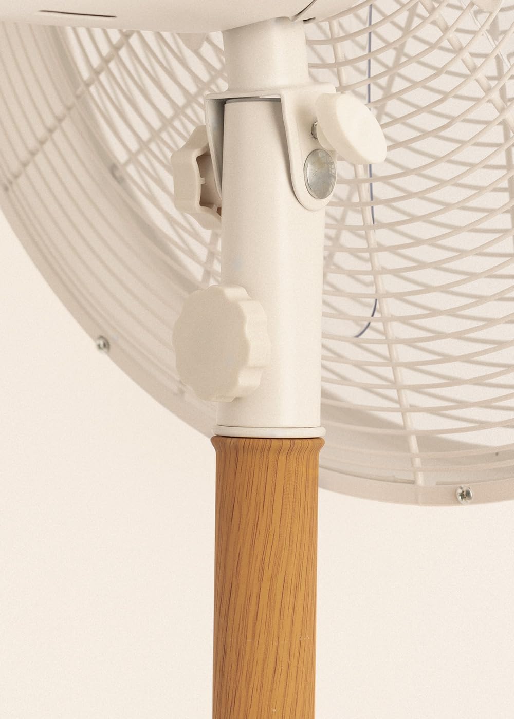CREATE / AIR STAND WOOD/Ventilador de pie oscilante blanco roto / 50W, altura regulable y ajustable, 3 velocidades, sistema de seguridad, Ø40, mortor de cobre