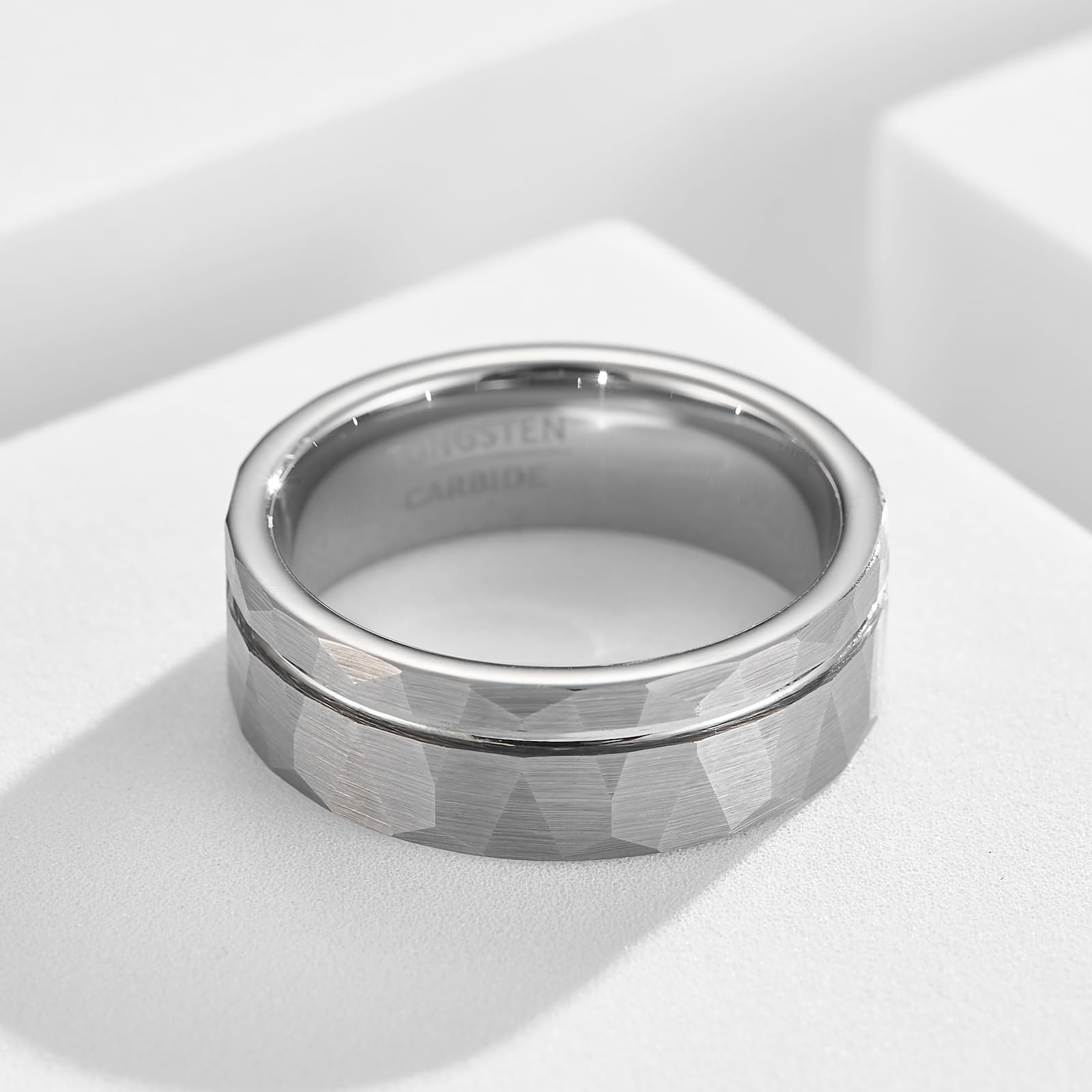 Fascia Borderline Sfaccettata - Anello Tungsteno Grigio Texture 8mm con Linea Accento Lucidata per Uomo e Donna (Misura USA)