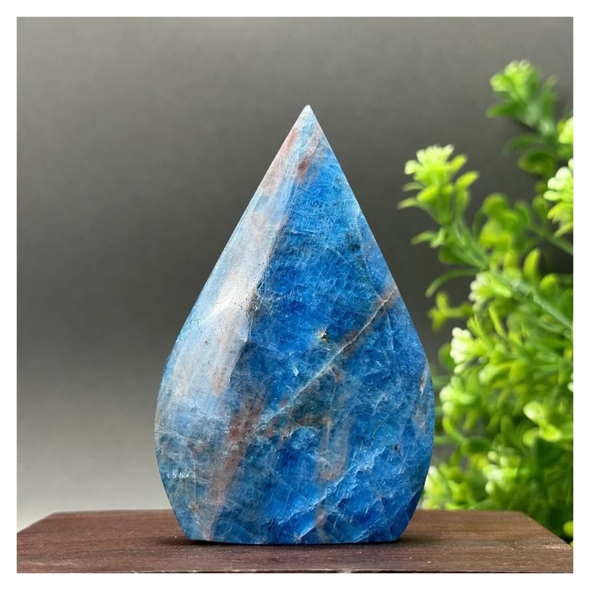 Torche en pierre de cristal bleu gris naturelle, une œuvre d'art déco d'exception