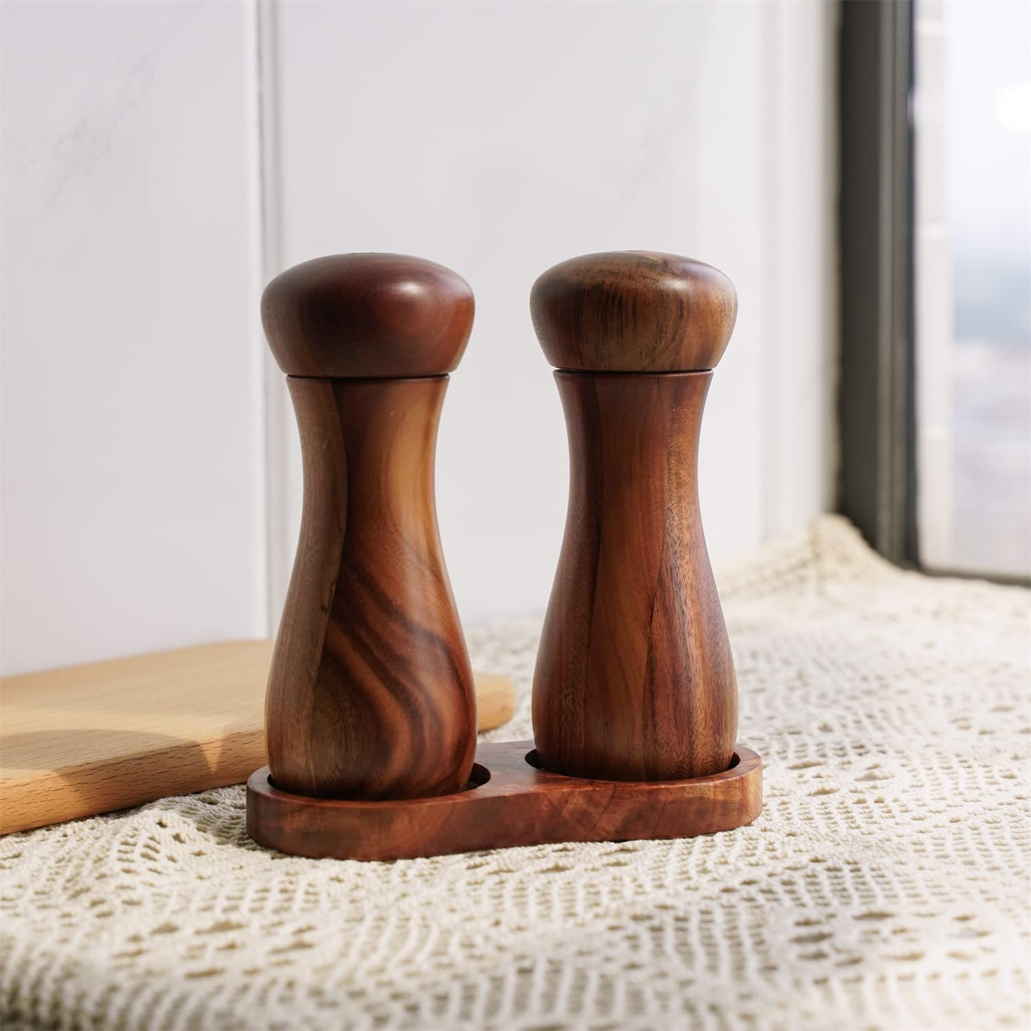 Set Macina Sale e Pepe con Vassoio per Macinino, Set di 2 Macina Sale e Pepe con Macinino in Ceramica Legno di Acacia, Altezza 15,5 cm, Diametro 6 cm