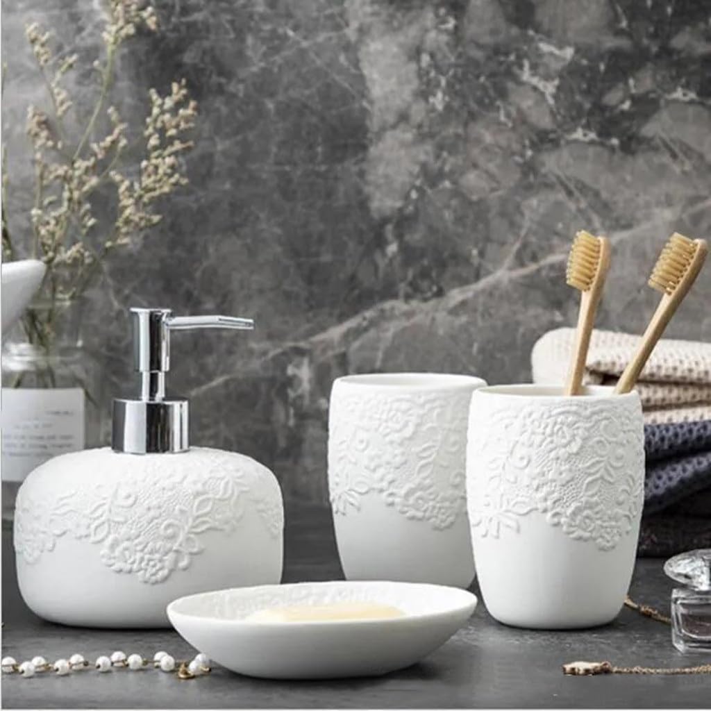 Set da bagno in quattro pezzi in ceramica bianca con motivo a rilievo per la casa, l'hotel (come mostrato per tutti)