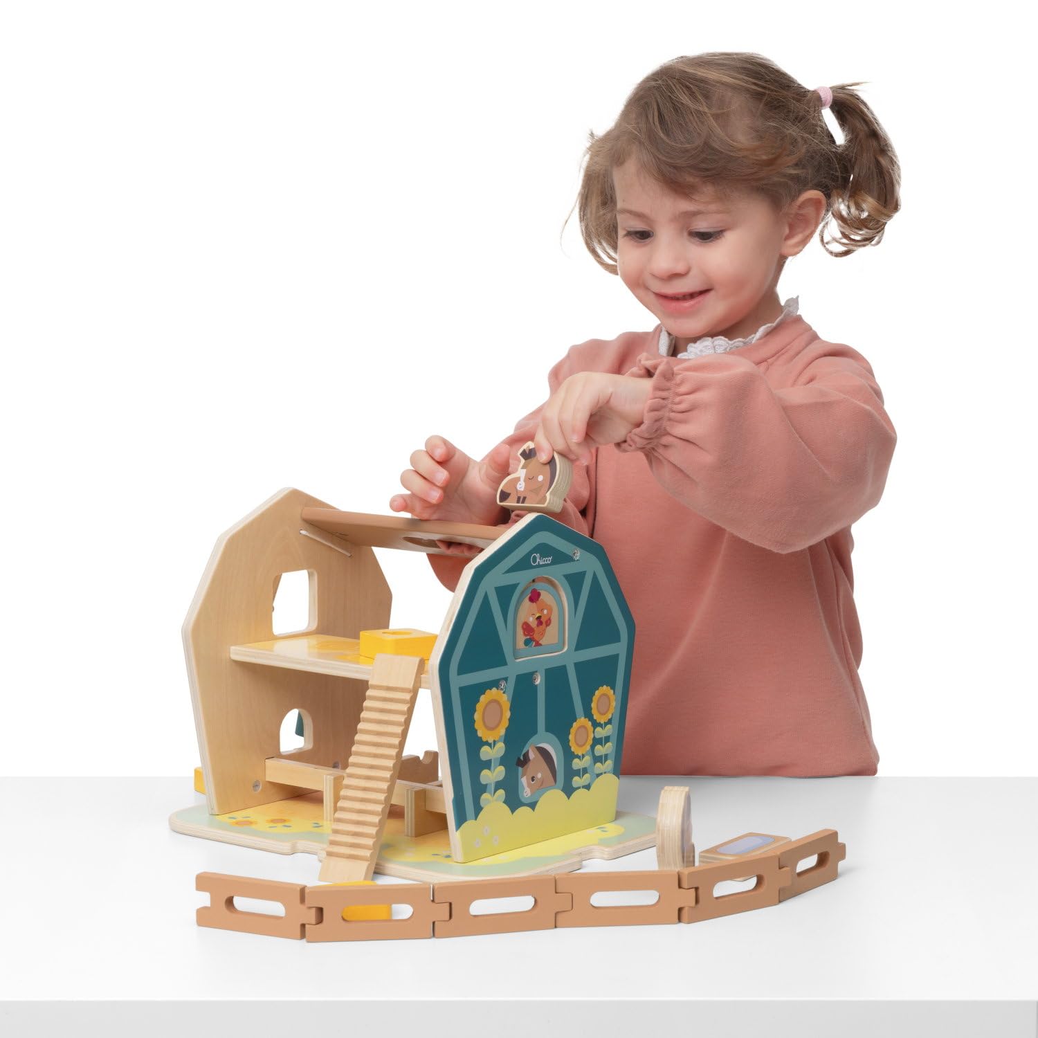 Chicco La Grande Fattoria dei Pony Playset, Gioco educativo in Legno con 3 Personaggi e Accessori | Gioco di Ruolo con Carrucola, Scala e Recinzione, Ispirato al metodo Montessori, 2 Anni +