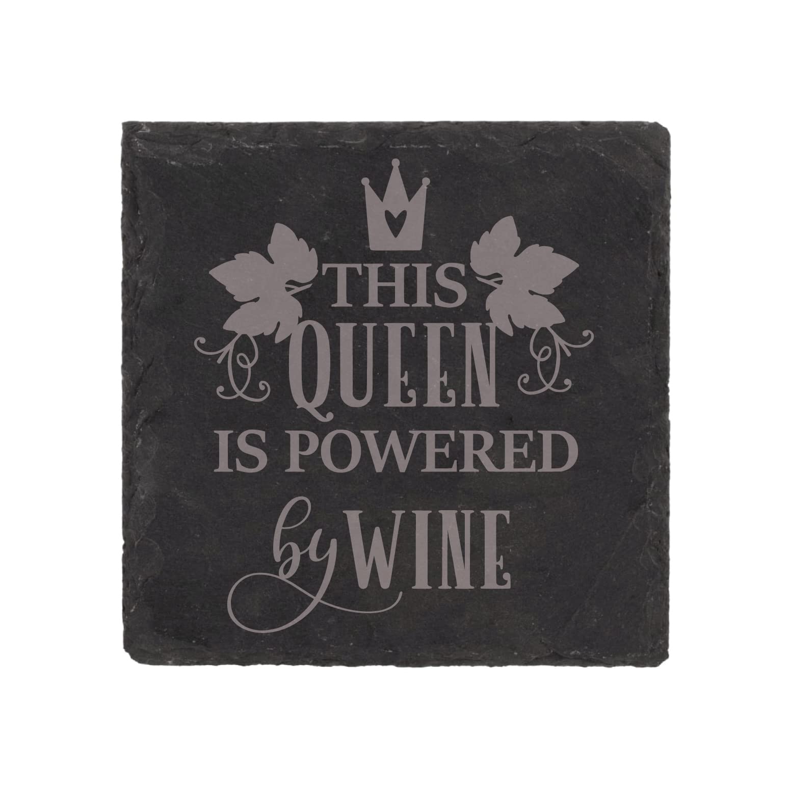 Dessous de verre en ardoise gravée This Queen Is Powered By Wine pour apéritif chic