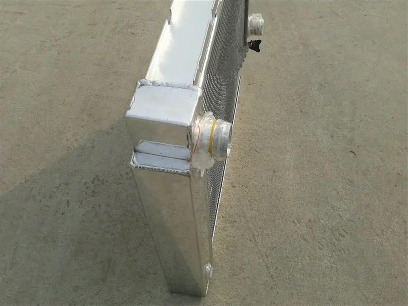 Wentylatory chłodnicy silnika samochodowego Pasuje do Pontiac Fiero 1984-1988 87 86 88 85 84 3-rzędowy aluminiowy radiator wyścigowy chłodzenia silnika