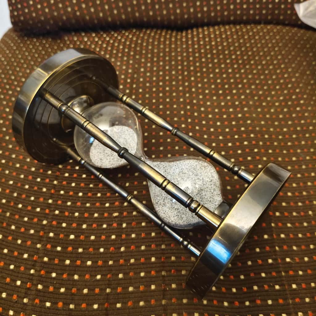 Vintage Nautical Compass Hourglass Timer, Sand Clock with Decorative Metal Frame, Maritime Navigation Design