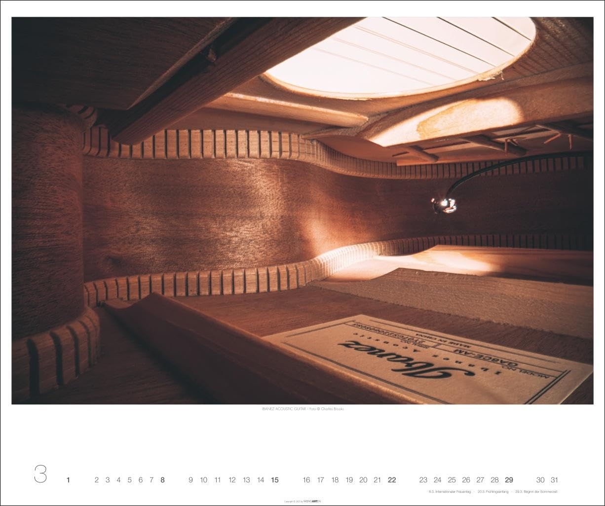 Architecture in Music Kalender 2026 - Musikinstrumente von innen: Charles Brooks‘ Fotokunst in einem großen Wandkalender, der neue Perspektiven eröffnet. Querformat 55 x 46 cm