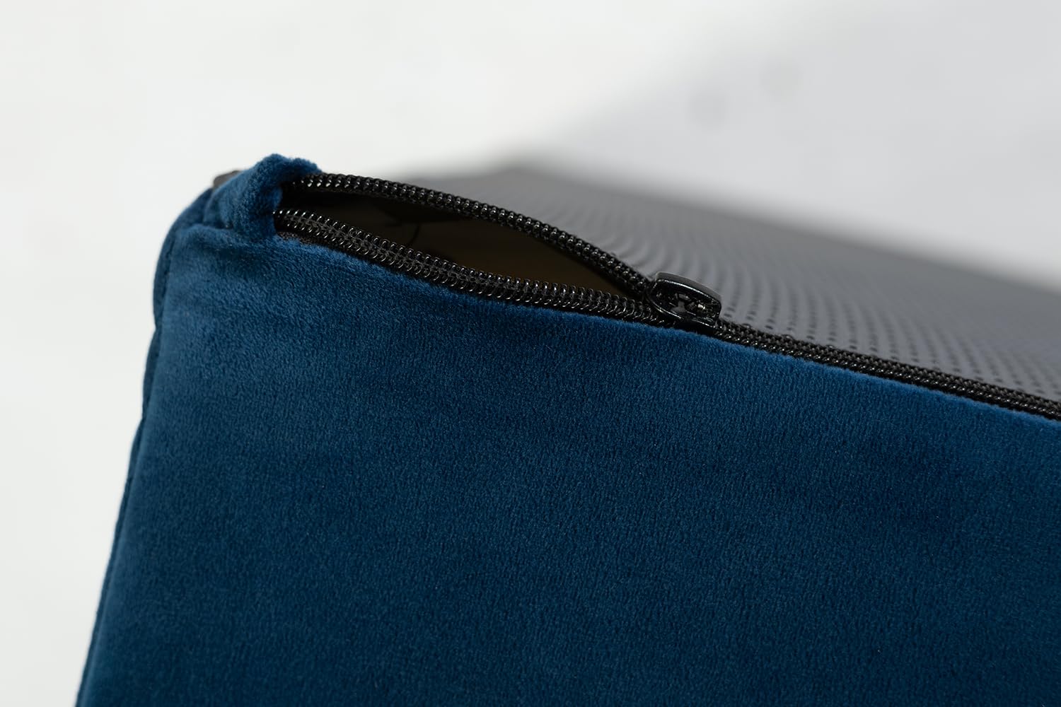 Hüpfmatte für Kinder ab 3 Jahren - 80×100×18cm - Royal Velvet - Marineblau | Easy Clean, rutschfeste Unterseite, Federn + T30/150-Schaumstoff, abnehmbarer Bezug, Spielmatratze