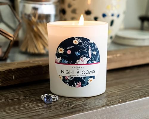 Miniatura 2 de Night Blooms Signature - Vela distintiva (melocotón jengibre + té verde y bambú perfumado) de 10 onzas con joyería sorpresa  Colección Blooming