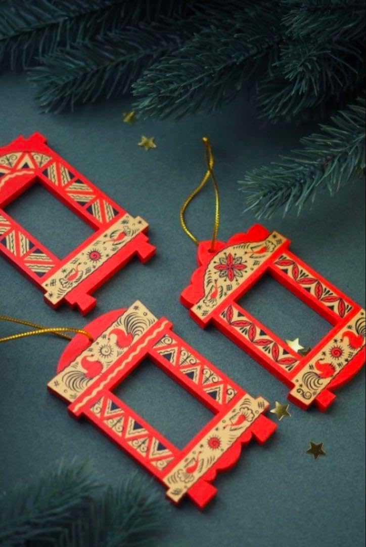 ロシア雑貨☆窓枠 メゼーニ塗りオーナメント(3個)マトリョーシカ アリョーナ作 ロシア雑貨窓枠 メゼーニ塗りオーナメント(3個)マトリョーシカ