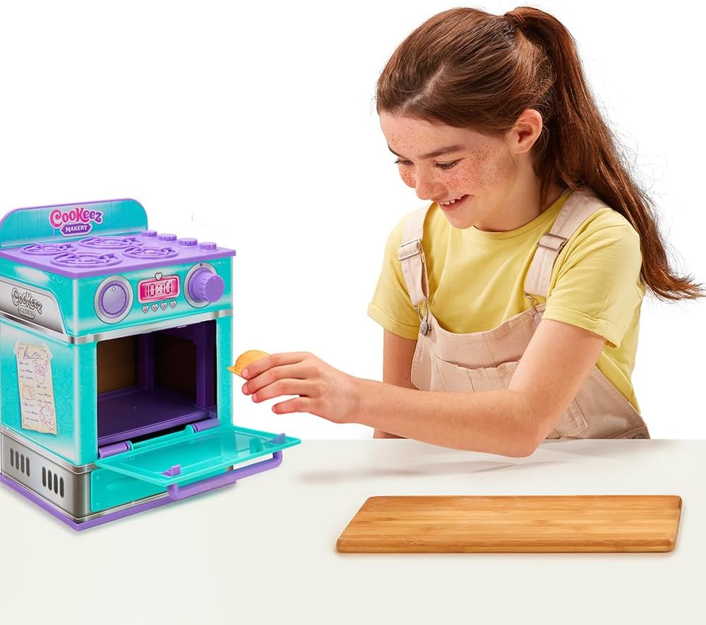 Forninho Cookeez Makery Rosa - Candide - Ao "assar" um amigo de pelúcia surpresa, você descobrirá um amigo interativo de pelúcia, quentinho e perfumado com um aroma irresistível