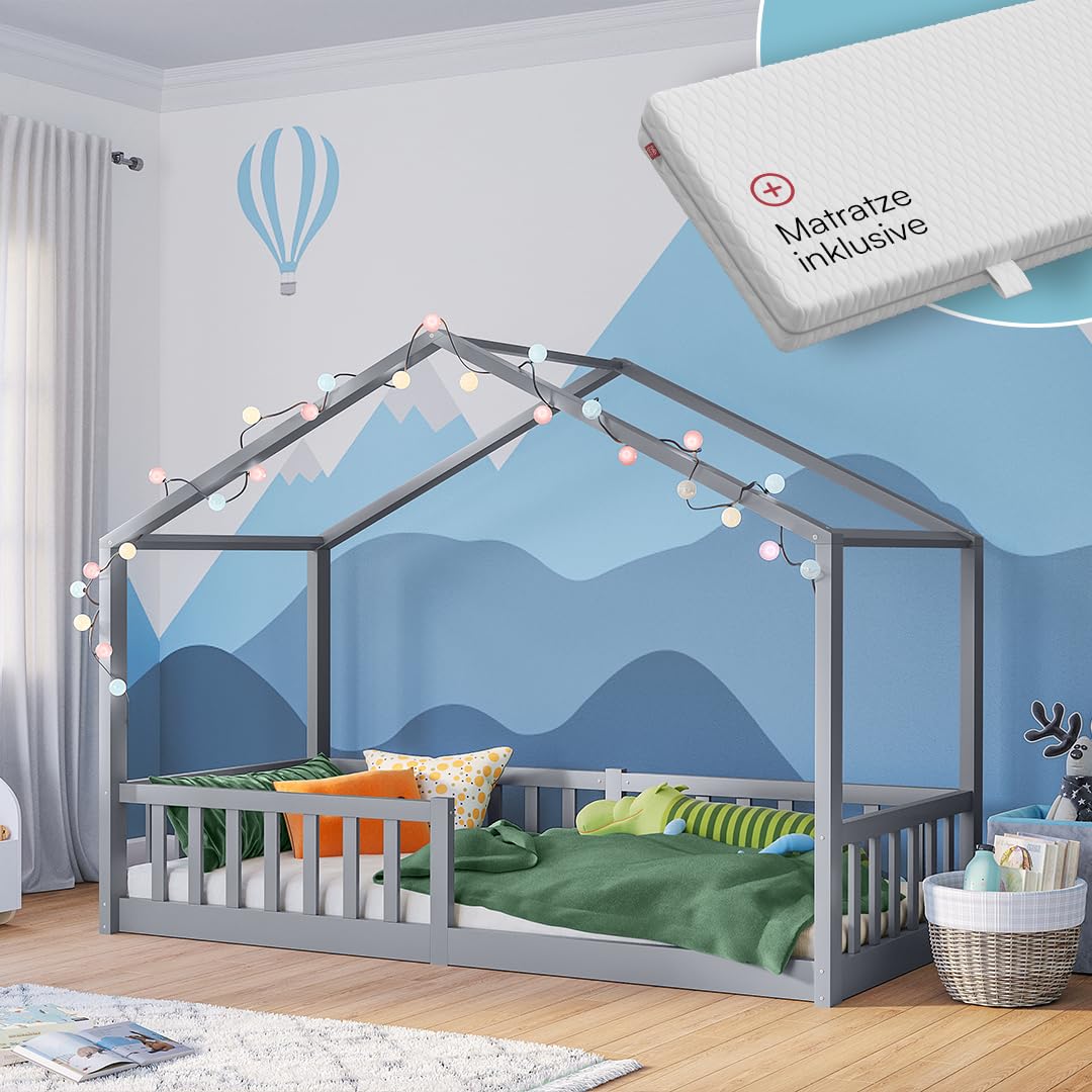 Bellabino Bia Kinderbett 90x200 cm – Hausbett mit Matratze, Rausfallschutz & Lattenrost – Montessori Bodenbett aus Massivholz Kiefer – Kinder Bett in Hellgrau für Jungen und Mädchen