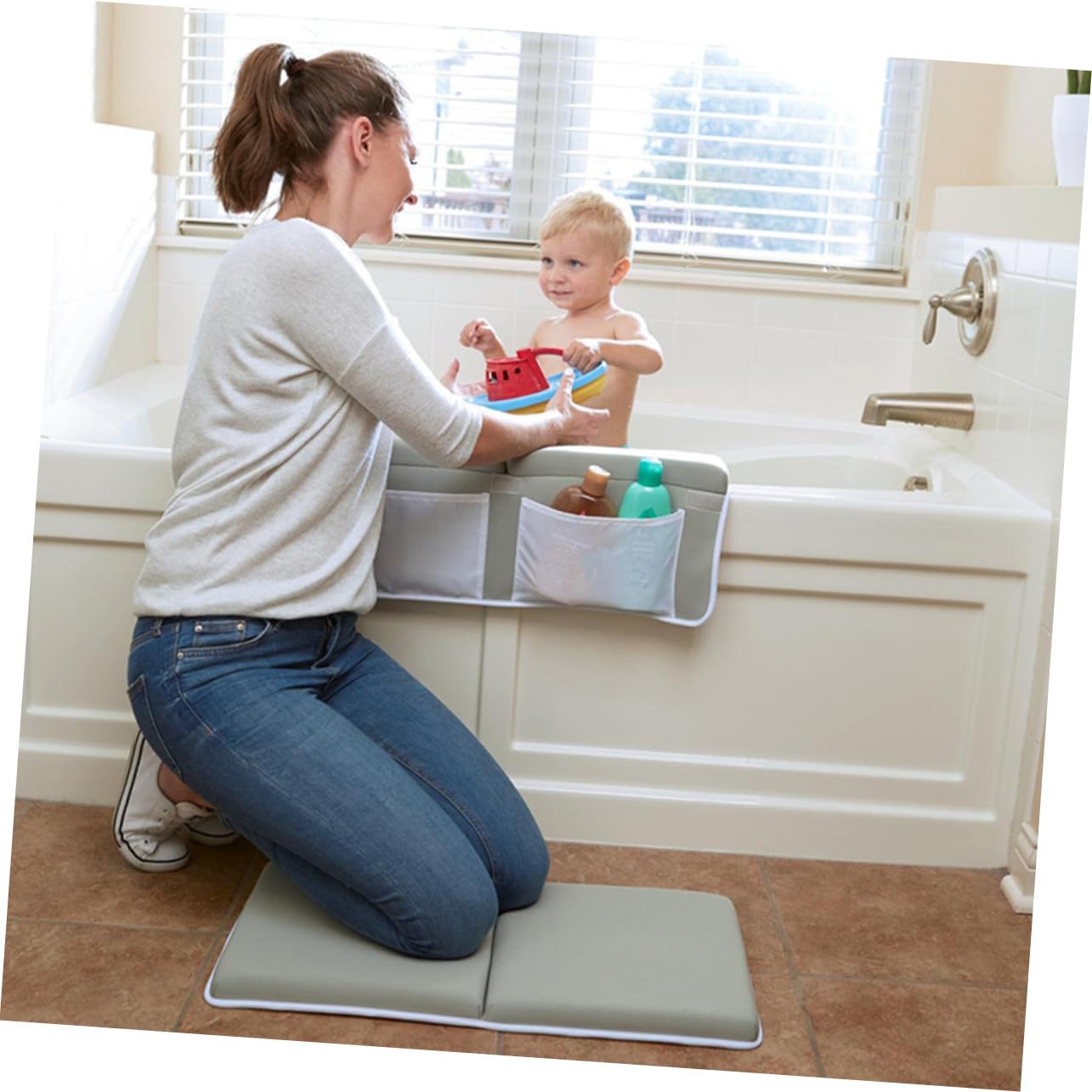 Mobestech Tappetino Antiscivolo per Vasca da Bagno con Sacca Appendibile Inginocchiatoio Pieghevole con Ventose per Protezione Ginocchia e Gomiti Organizer per Shampoo e Giochi Grigio