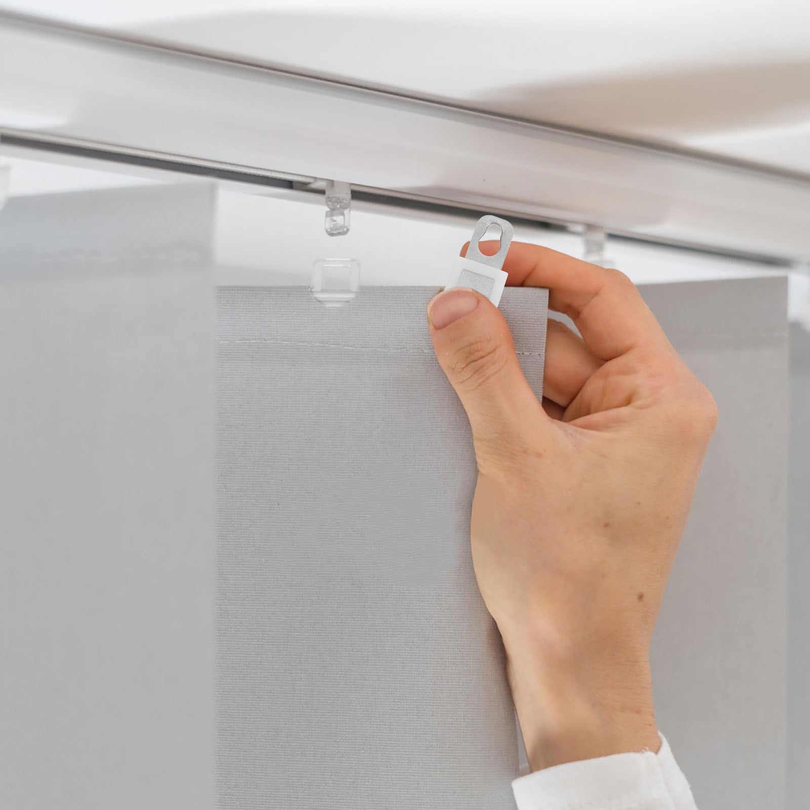 DOITOOL 50 pezzi di rulli per binari per tende: ganci per binari per tende da soffitto, clip per per in plastica, ganci per finestre da doccia, bianchi