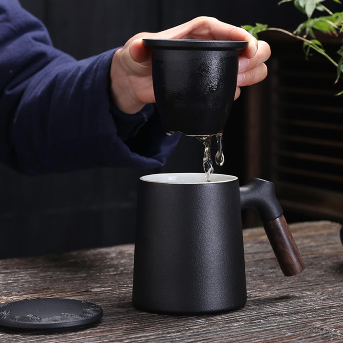 Tasse à thé en céramique avec filtre et couvercle, tasse de bureau personnelle noire pour séparation du thé, tasse à eau et à lait en porcelaine 350 ml adaptée pour l'infusion de feuilles en