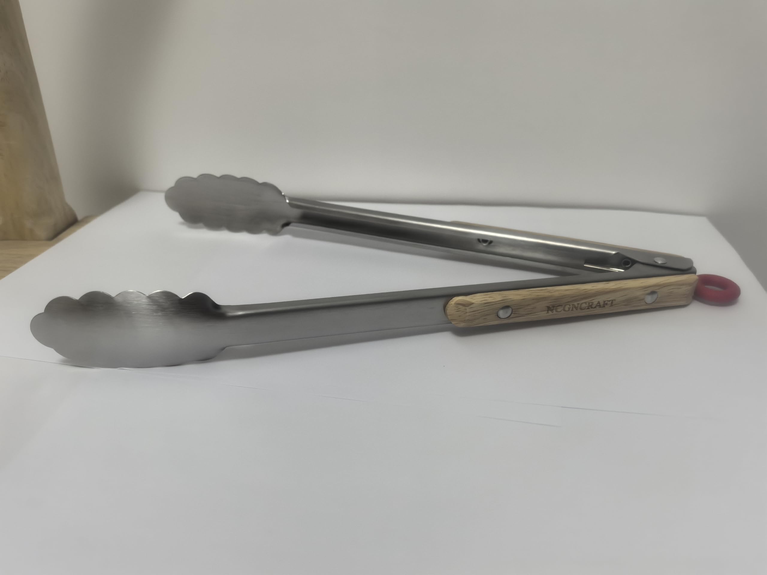 Pinzas de cocina de acero inoxidable con mango de madera de roble, resistentes al calor, pinzas de bloqueo resistentes para cocinar, barbacoa, ensalada y servir, juego de 2 (9 y 12 pulgadas), aptas 8