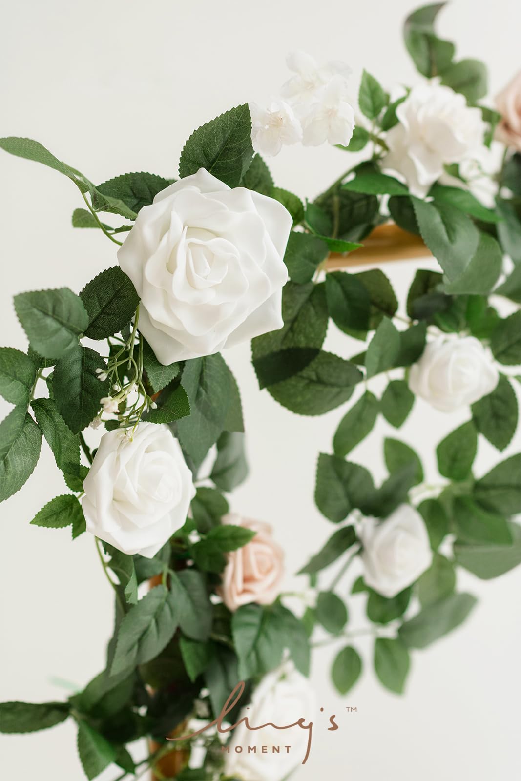 Ling's Moment 5FT weiße künstliche Blume Girlande gefälschte Rose grüne Blätter Blumen Girlande Bogen Blumen Rebe für Hochzeit Party Hintergrund Dekor Kaminsims Home Tisch