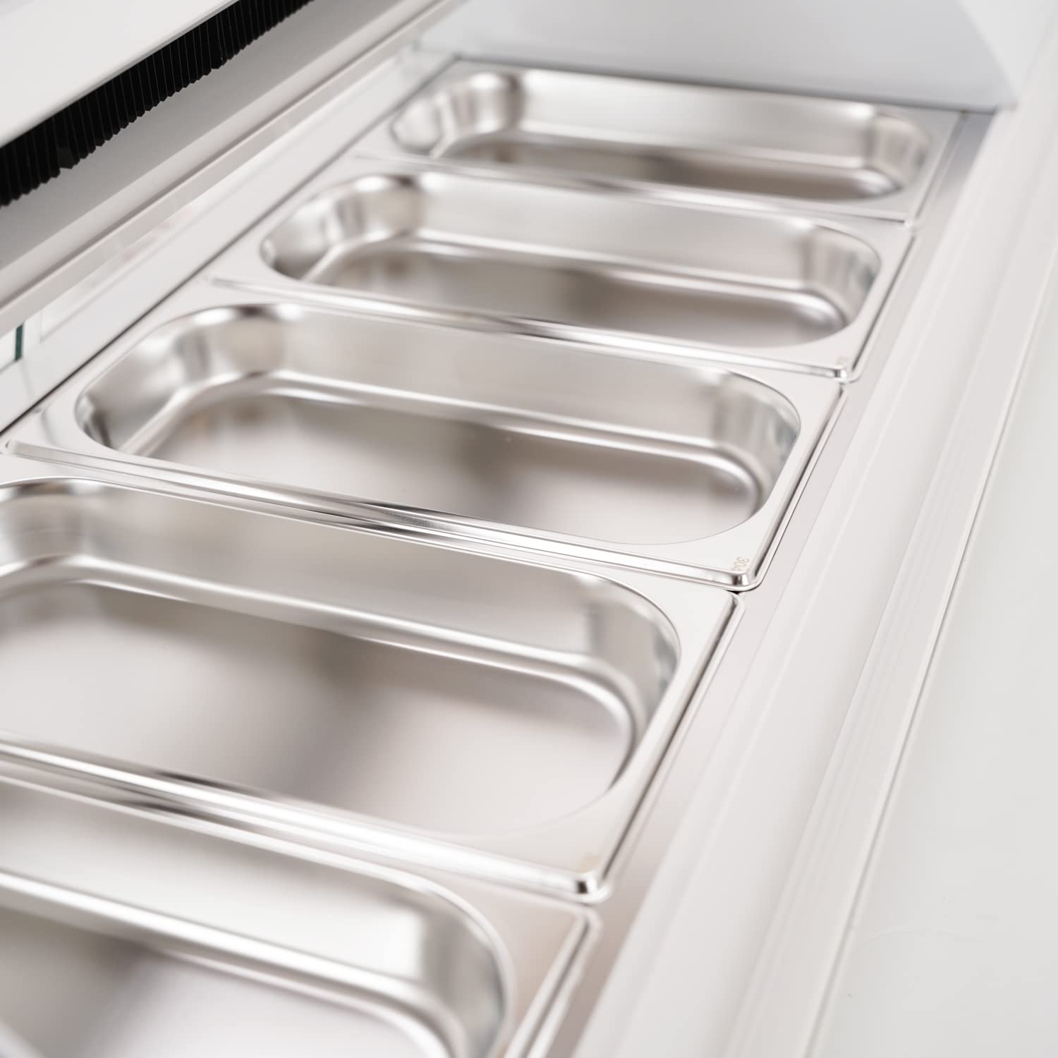 Ristoattrezzature Vetrina Frigo per Sushi da Banco Refrigerata - Vetro frontale curvo apribile - Motore incorporato - Bianca - 5 gn 1/3-130,7x45x33h cm
