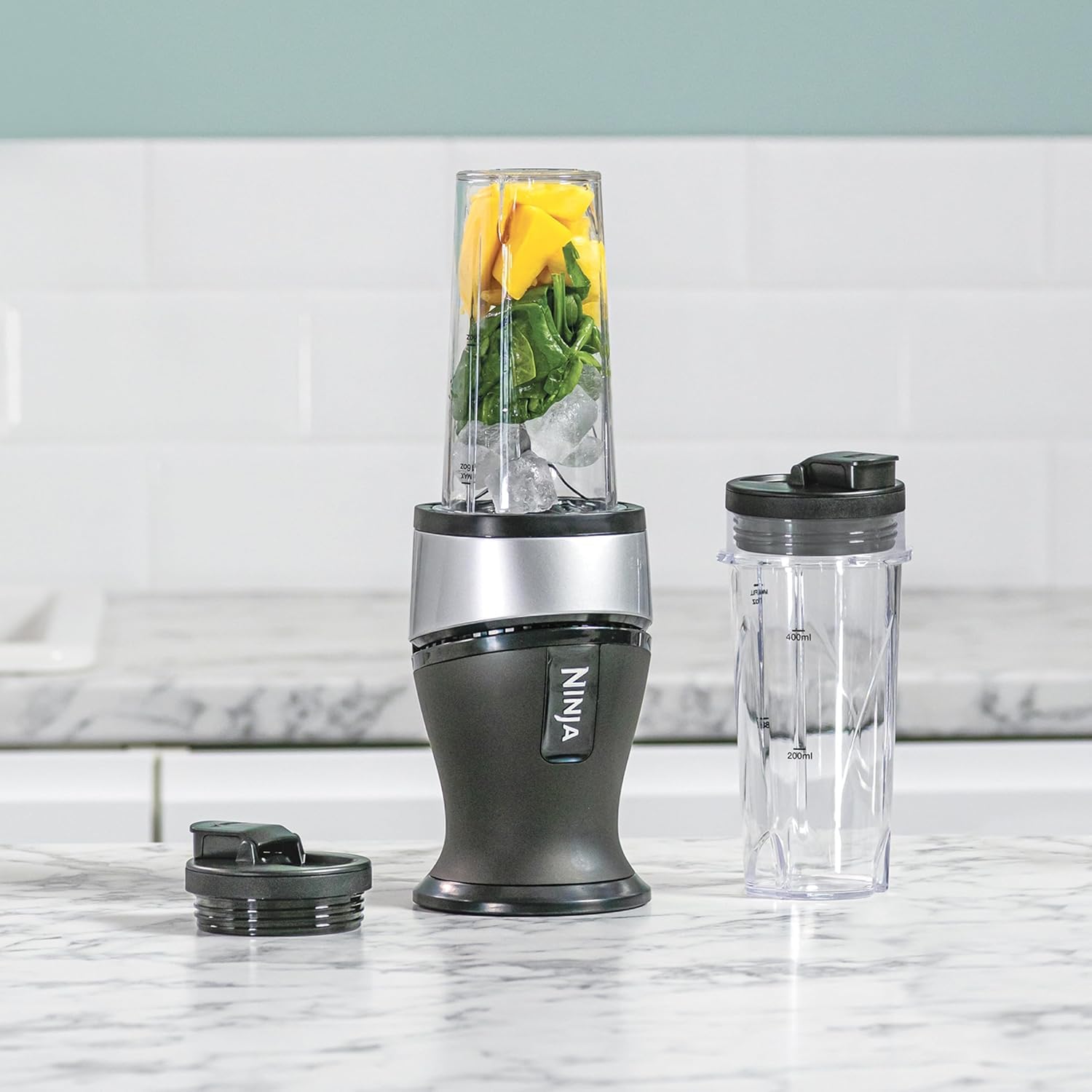 Ninja Batidora delgada de 700 W y batidora, 2 vasos de 470 ml con tapas de boquilla, licuadora personal, hielo triturado y fruta congelada, plata/negro QB3001UKS