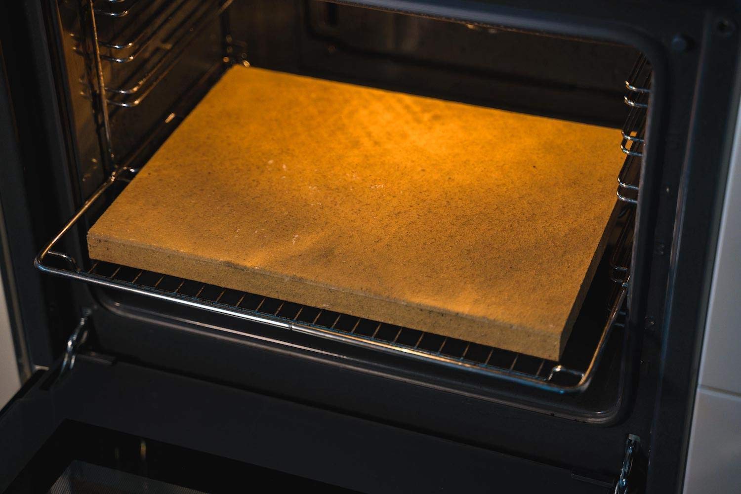 Pietra refrattaria per pizza con manico in legno