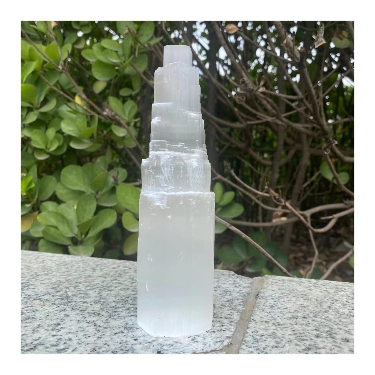 Elimina el estres visual con la torre de selenita de 20 cm para ambientes zen