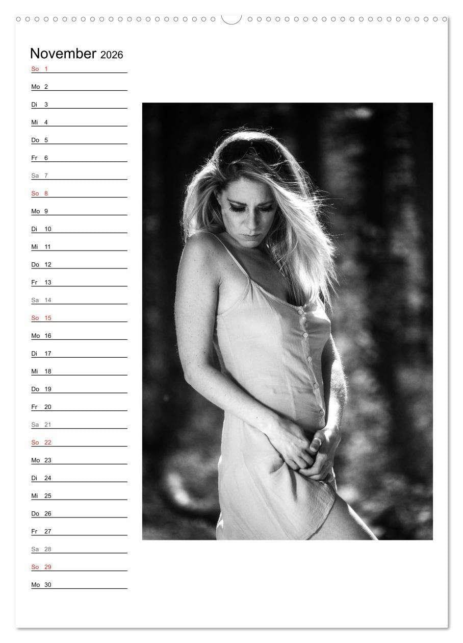 Mode in schwarz und weiß (Wandkalender 2026 DIN A2 hoch), CALVENDO Monatskalender: Bekleidung in Szene gesetzt - schwarz und weiß
