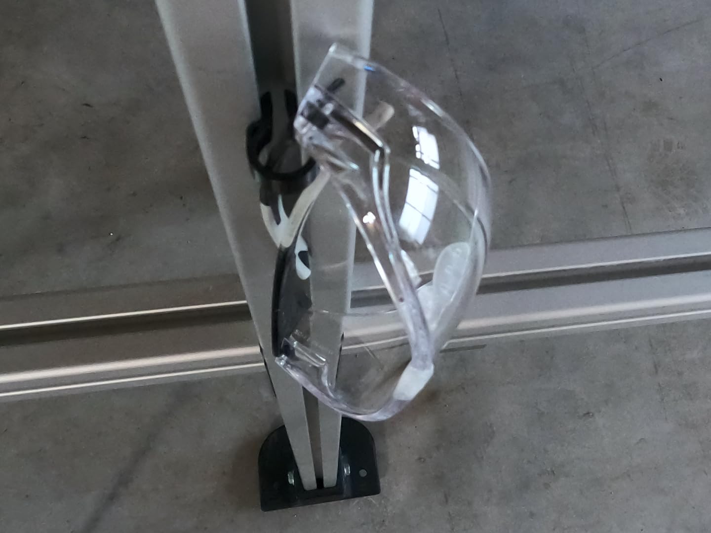 Clip per il fissaggio del cavo al profilo di costruzione, fissaggio rapido con funzione push-click, supporto per cavi per profili in alluminio (scanalatura 10, diametro interno 12 mm, nero, 25,