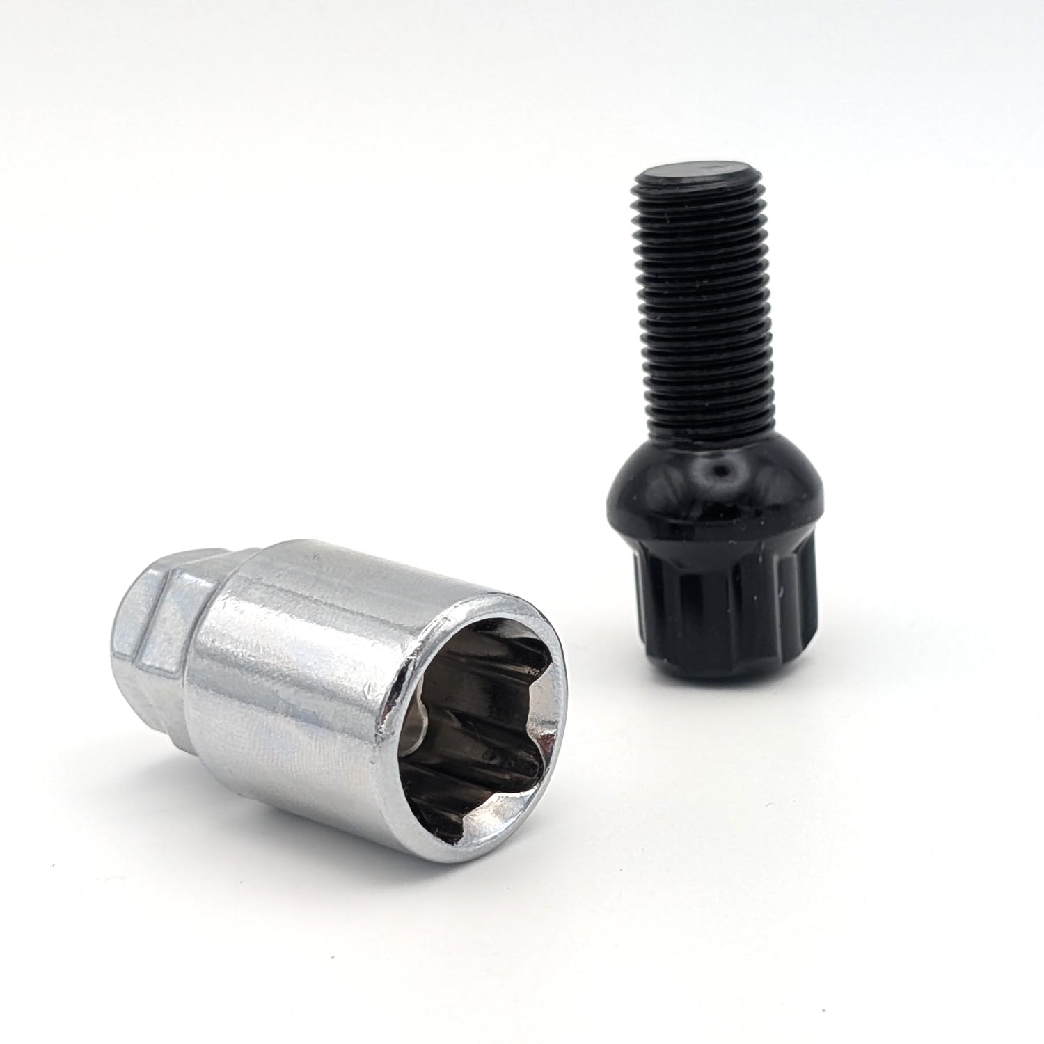 TRACER Lot de boulons de roue antivol M14 x 1,5 27 mm à tête sphérique R13 noir avec 2 adaptateurs compatibles avec Audi, VW, Seat, Skoda