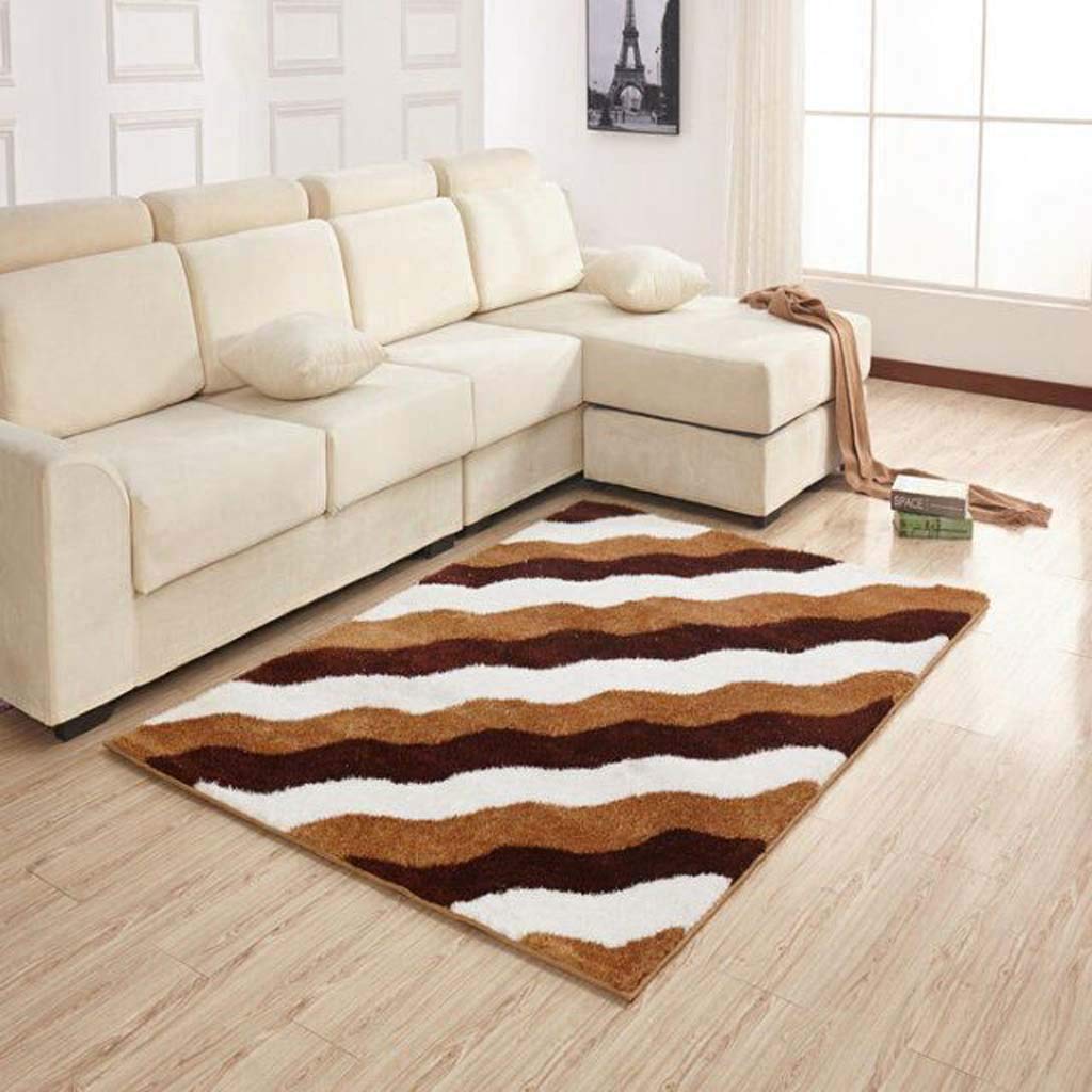 Tapis en soie stretch sous la table du salon pour réchauffer la chambre